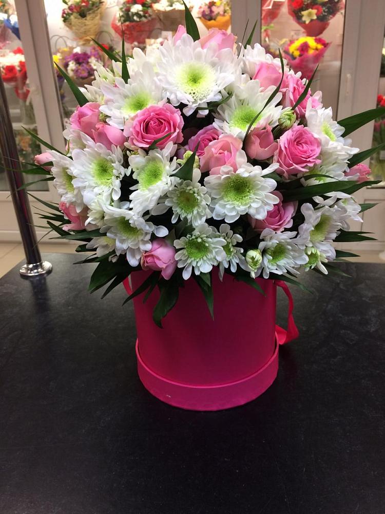 Цветочная композиция из Розы и Хризантемы в шляпной коробке в Гусь-Железном