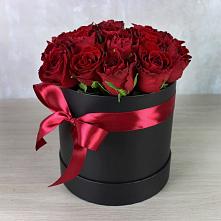 Цветочная композиция из Розы в шляпной коробке в Гусь-Железном