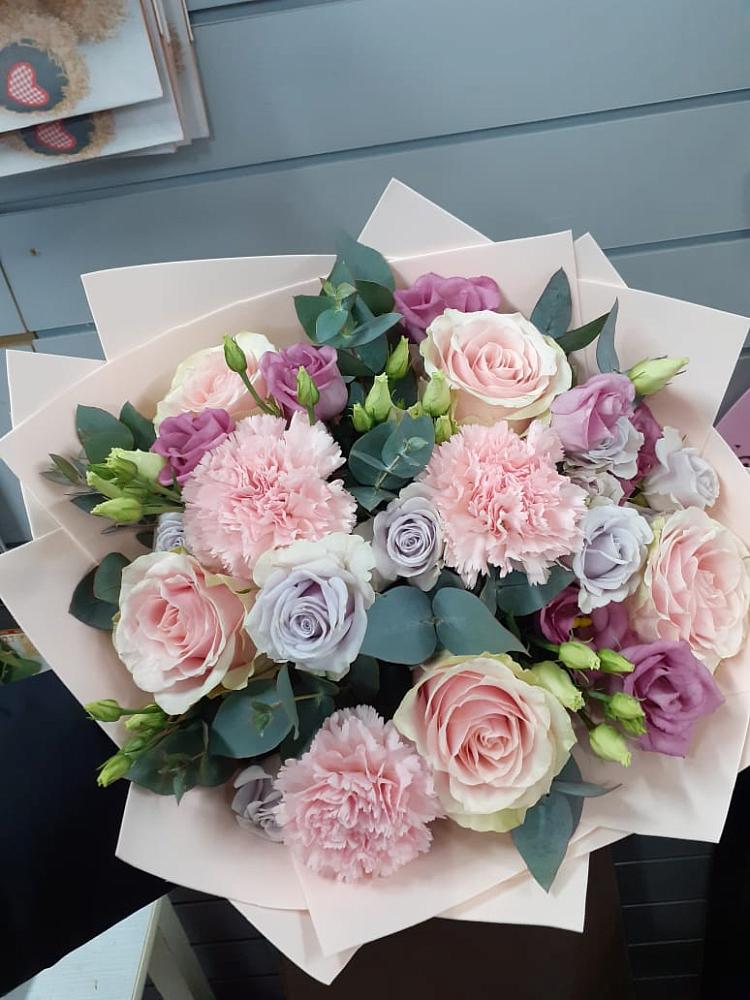 Букет цветов из: Розы, Гвоздики и Лизиантусы в Гусь-Железном