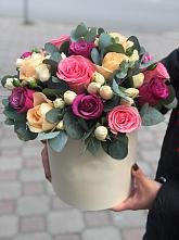 Цветочная композиция из Розы в шляпной коробке в Гусь-Железном